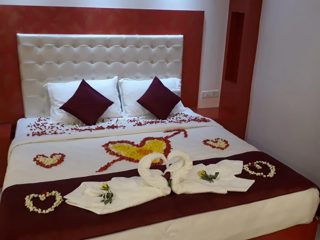 Hotel De Pebbles flower bed decoration .webp